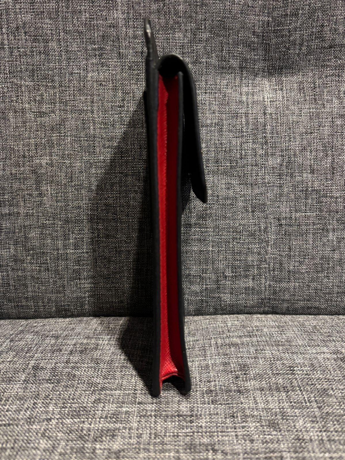 Nero Porta telefono di Prada con logo a triangolo in nero rosso saffiano in vendita