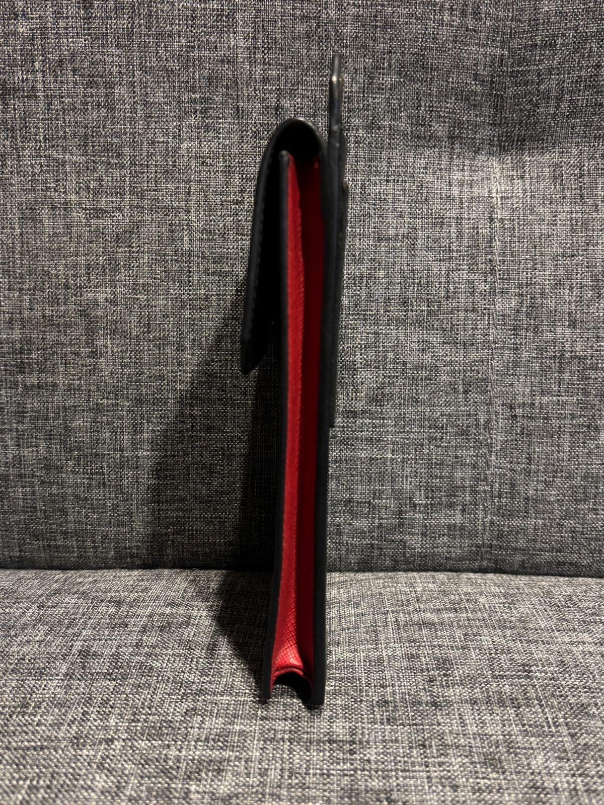 Porta telefono di Prada con logo a triangolo in nero rosso saffiano In condizioni buone in vendita a Jakarta, Daerah Khusus Ibukota Jakarta