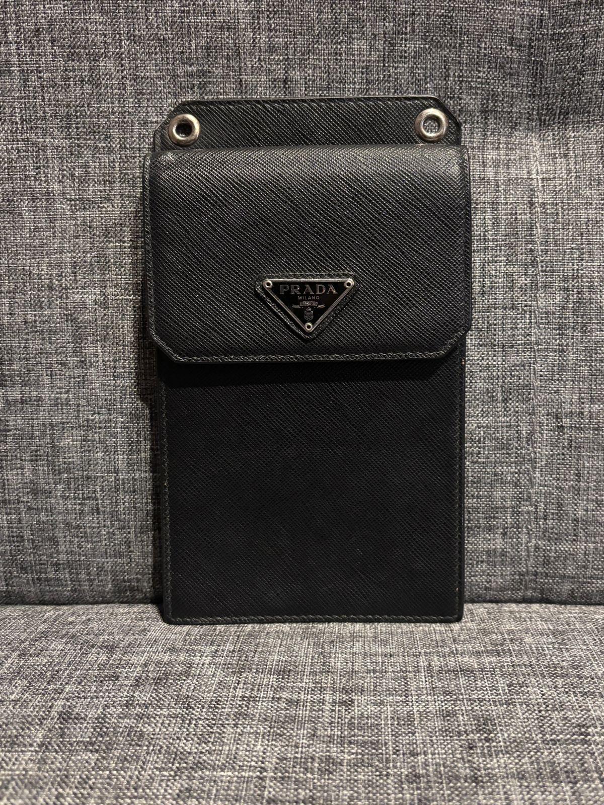 da uomo o donna Porta telefono di Prada con logo a triangolo in nero rosso saffiano in vendita