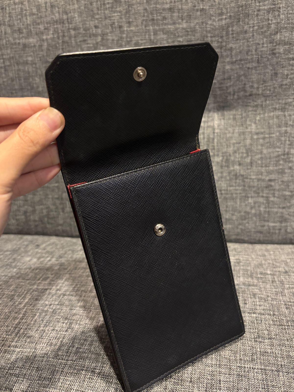 Porta telefono di Prada con logo a triangolo in nero rosso saffiano in vendita 1