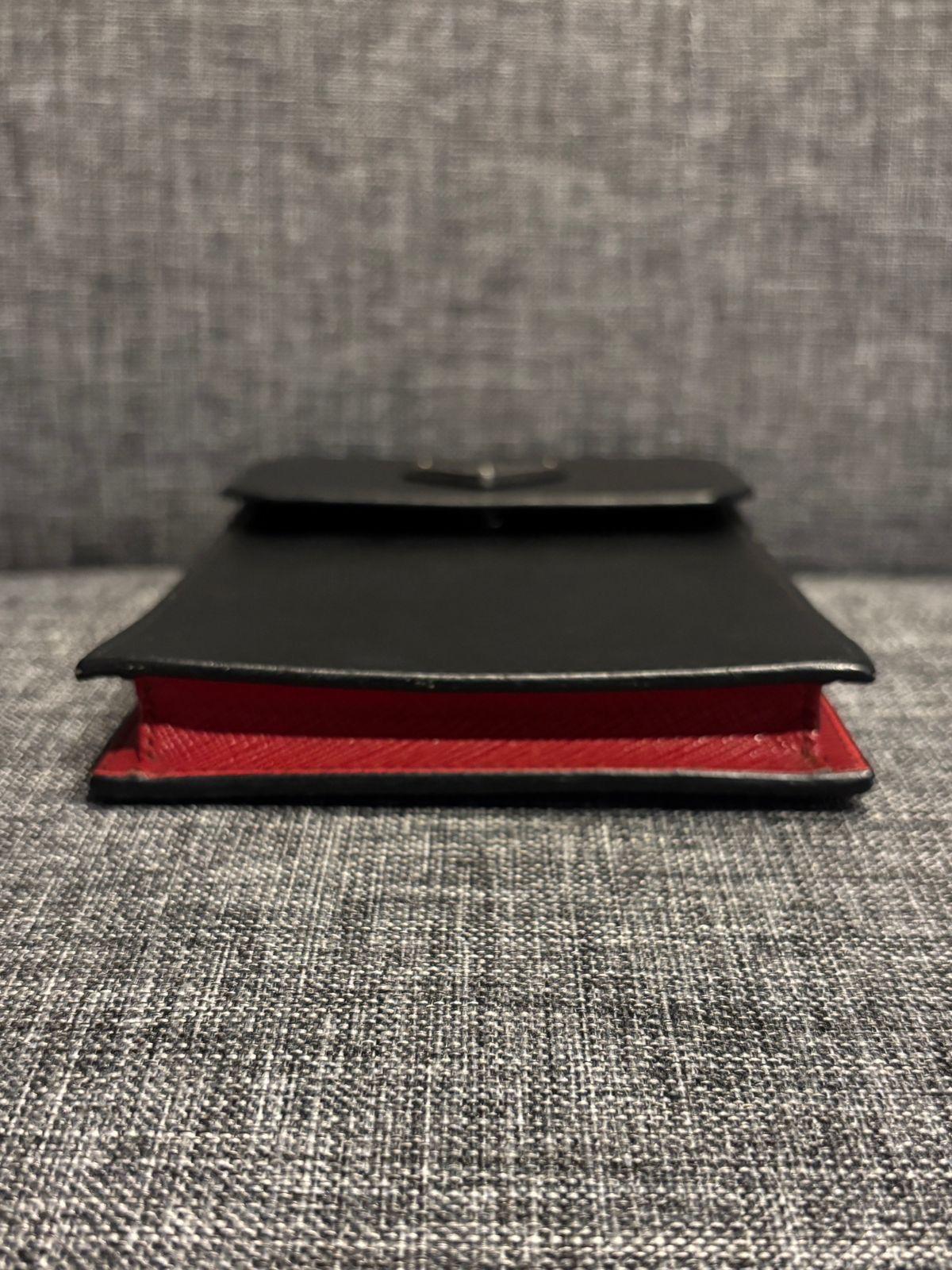 Porta telefono di Prada con logo a triangolo in nero rosso saffiano in vendita 2