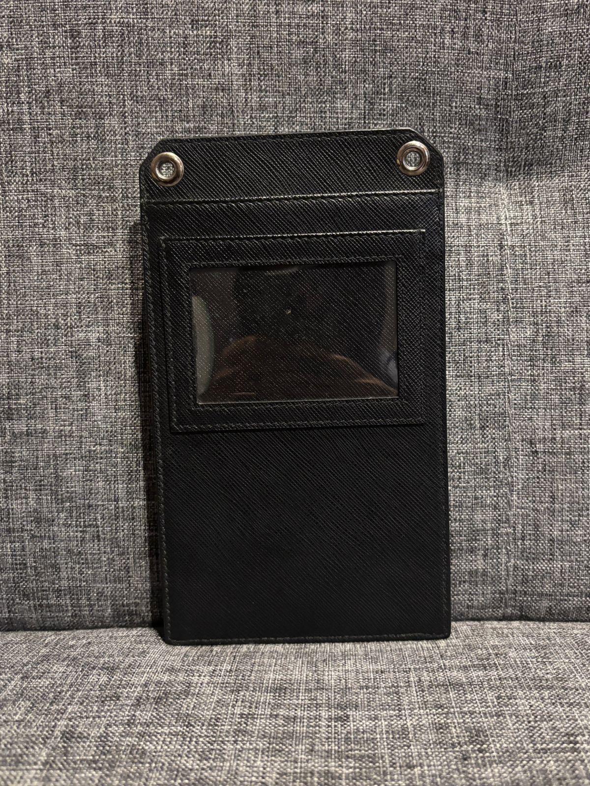 Porta telefono di Prada con logo a triangolo in nero rosso saffiano in vendita 4