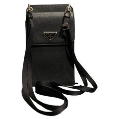 Porta telefono di Prada con logo a triangolo in nero rosso saffiano