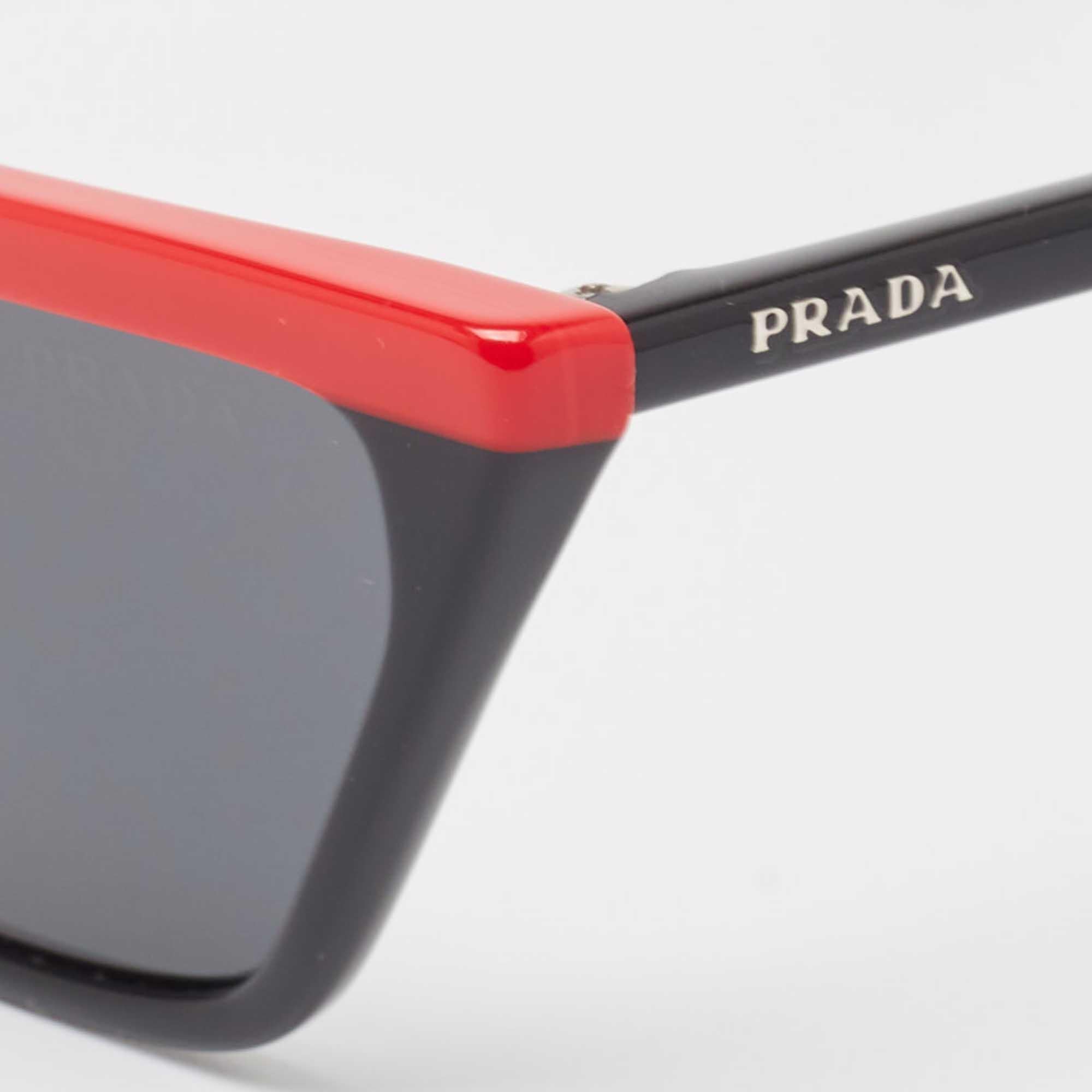 Embrace sunny days in full style with help from this pair of sunglasses. Created with expertise, the luxe sunglasses feature a well-designed frame and high-grade lenses that are equipped to protect your eyes.