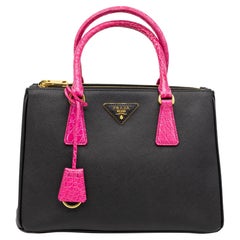 Prada - Sac à poignée Galleria en cuir de crocodile noir et fuchsia, 2019