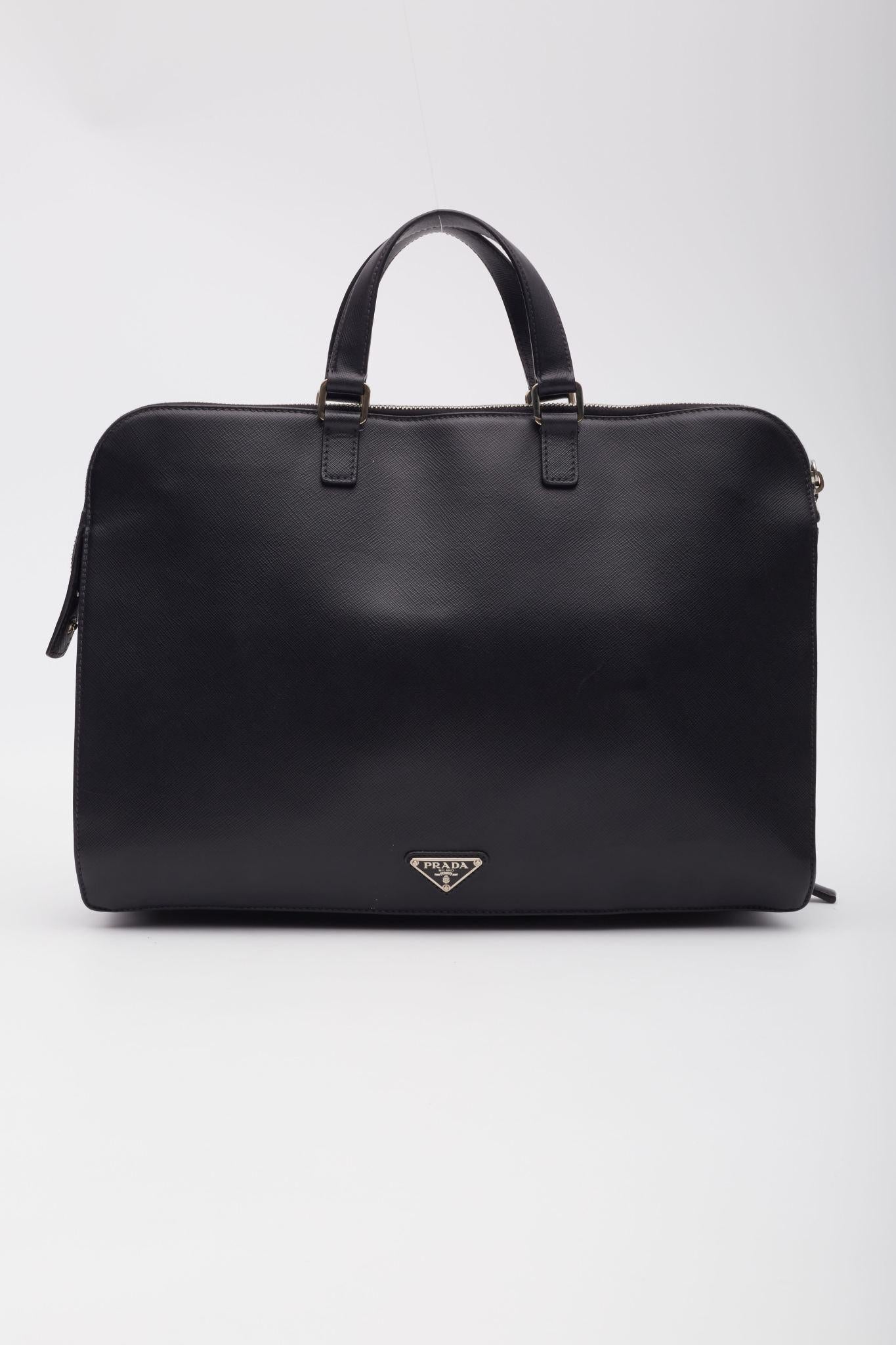 Prada Black Saffiano Business Briefcase Bag In Good Condition For Sale In Montreal, Quebec