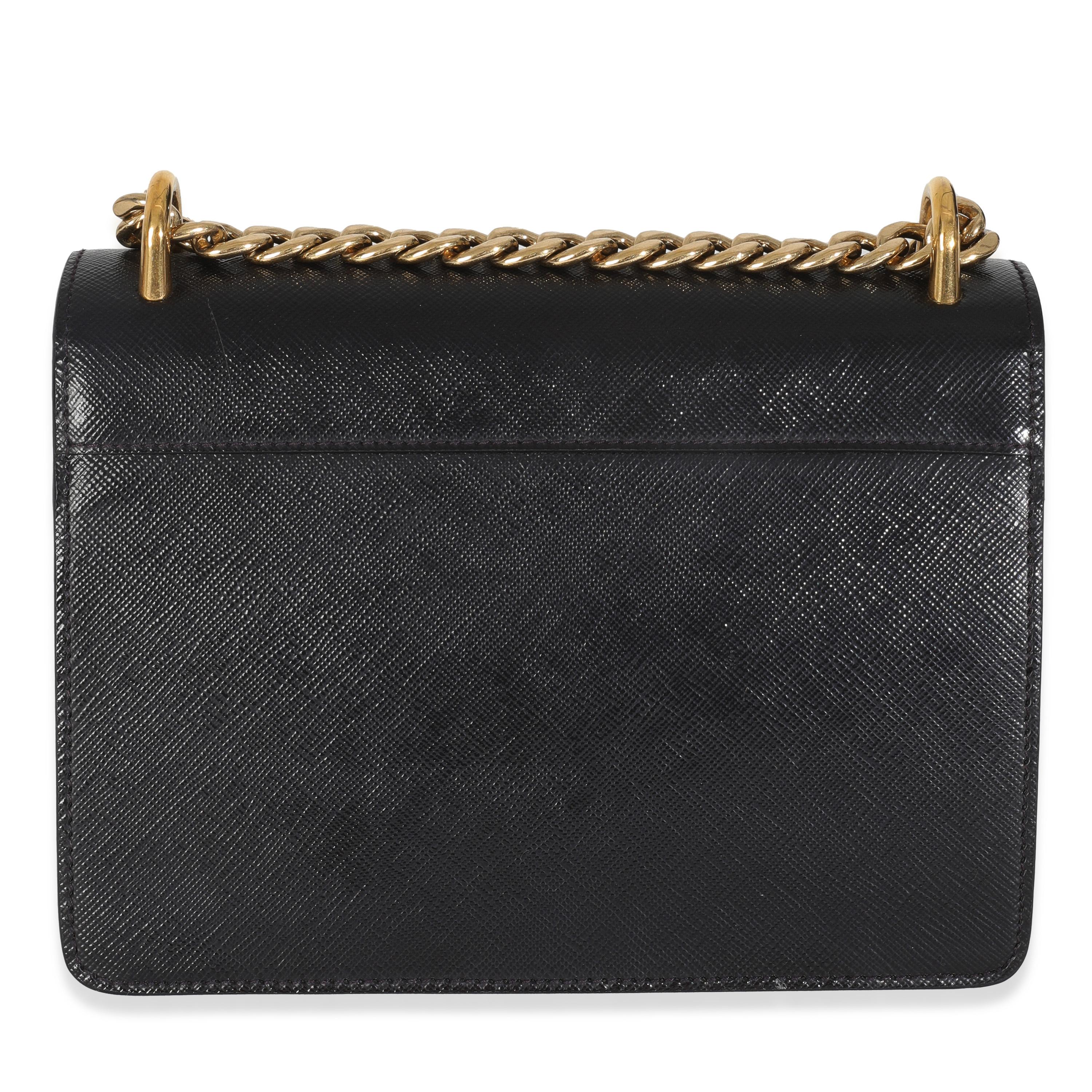 Titolo dell'elenco: Prada Borsa a tracolla nera con catena Saffiano
SKU: 147567
MSRP: 2550.00 USD
Condizioni: Usato 
Descrizione delle condizioni: Graffi minori all'esterno. Graffi minori sulla ferramenta.
Condizioni della borsa: Molto