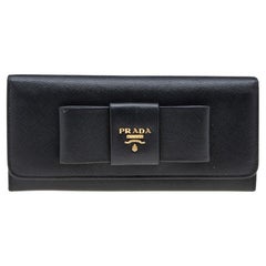 Prada Portemonnaie aus schwarzem Saffiano-Fscocco-Leder mit Schleife