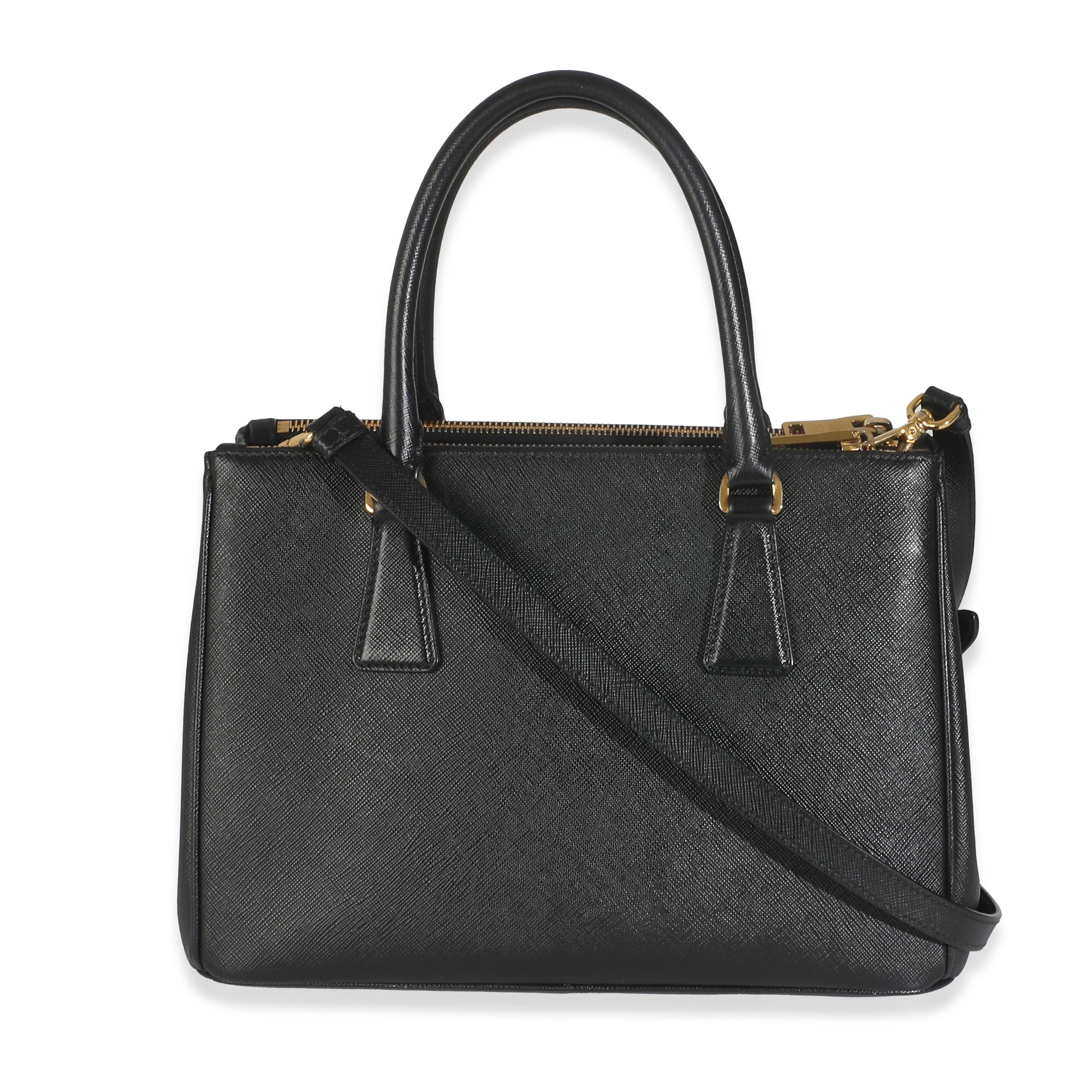 Auflistung Titel: Prada Schwarz Saffiano Galleria Small Double Zip Tote
SKU: O146162
Zustand: Gebraucht 
Handtasche Zustand: Gut
Bemerkungen zum Zustand: Der Artikel ist in gutem Zustand mit offensichtlichen Gebrauchsspuren.   Erhebliche