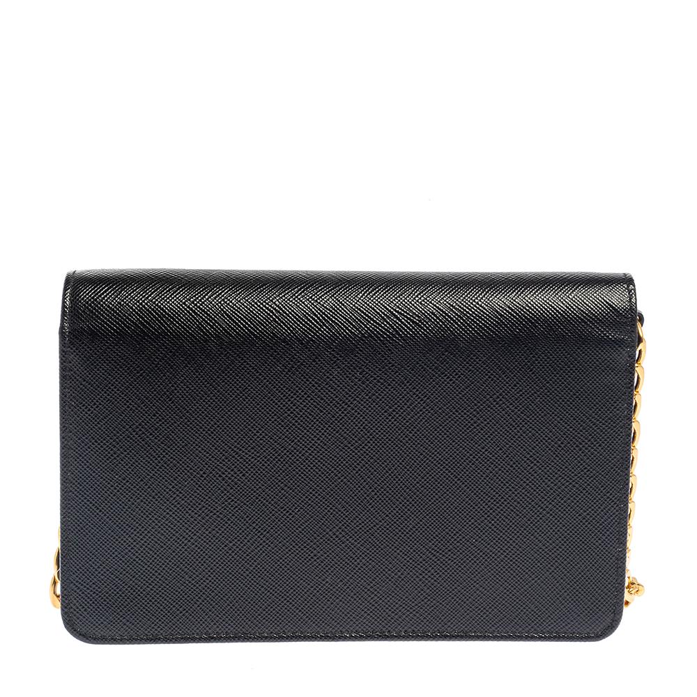 Get your hands on this Prada masterpiece now! Crafted from leather, this Arcade wallet comes in a stunning black hue. It has a structured silhouette and a gold-tone closure on the front flap opens to reveal a leather-lined interior equipped with