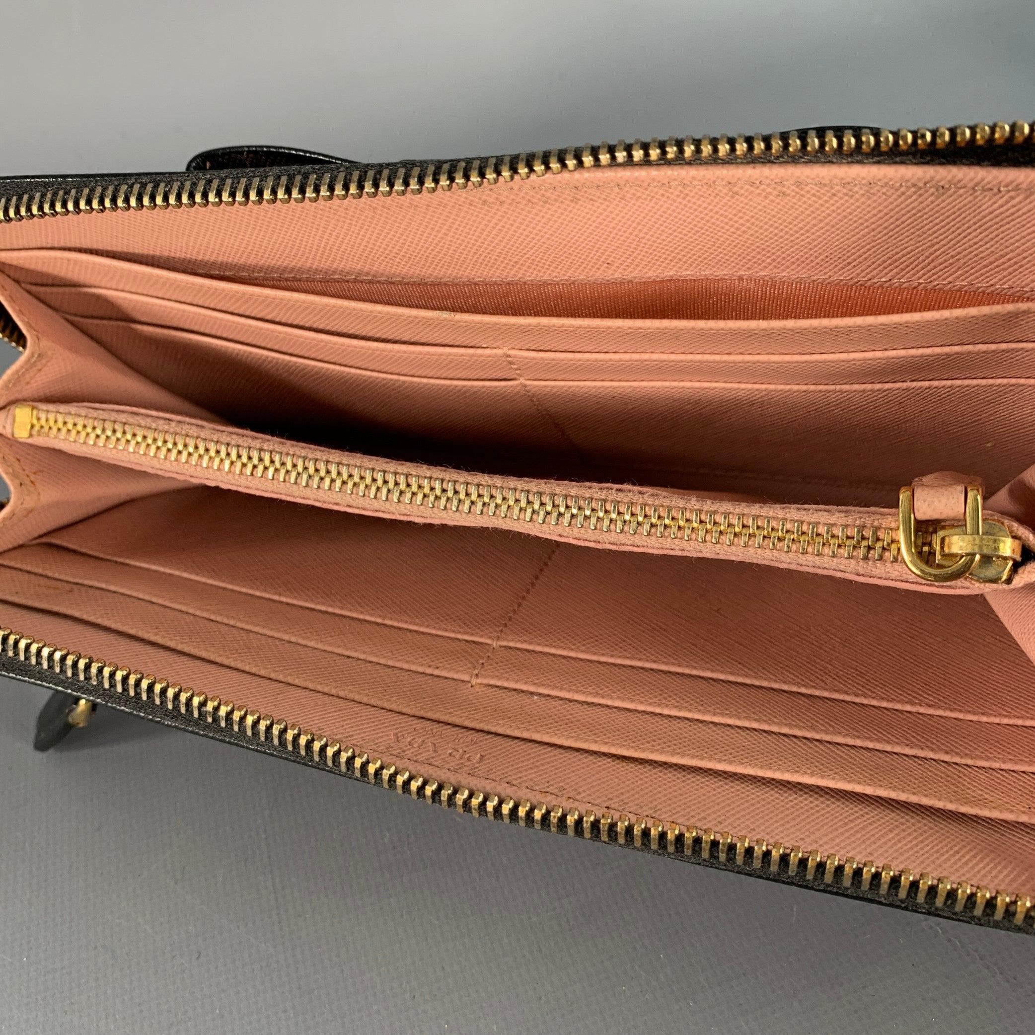 Noir PRADA Portefeuille à chéquier avec nœud en cuir Saffiano noir en vente