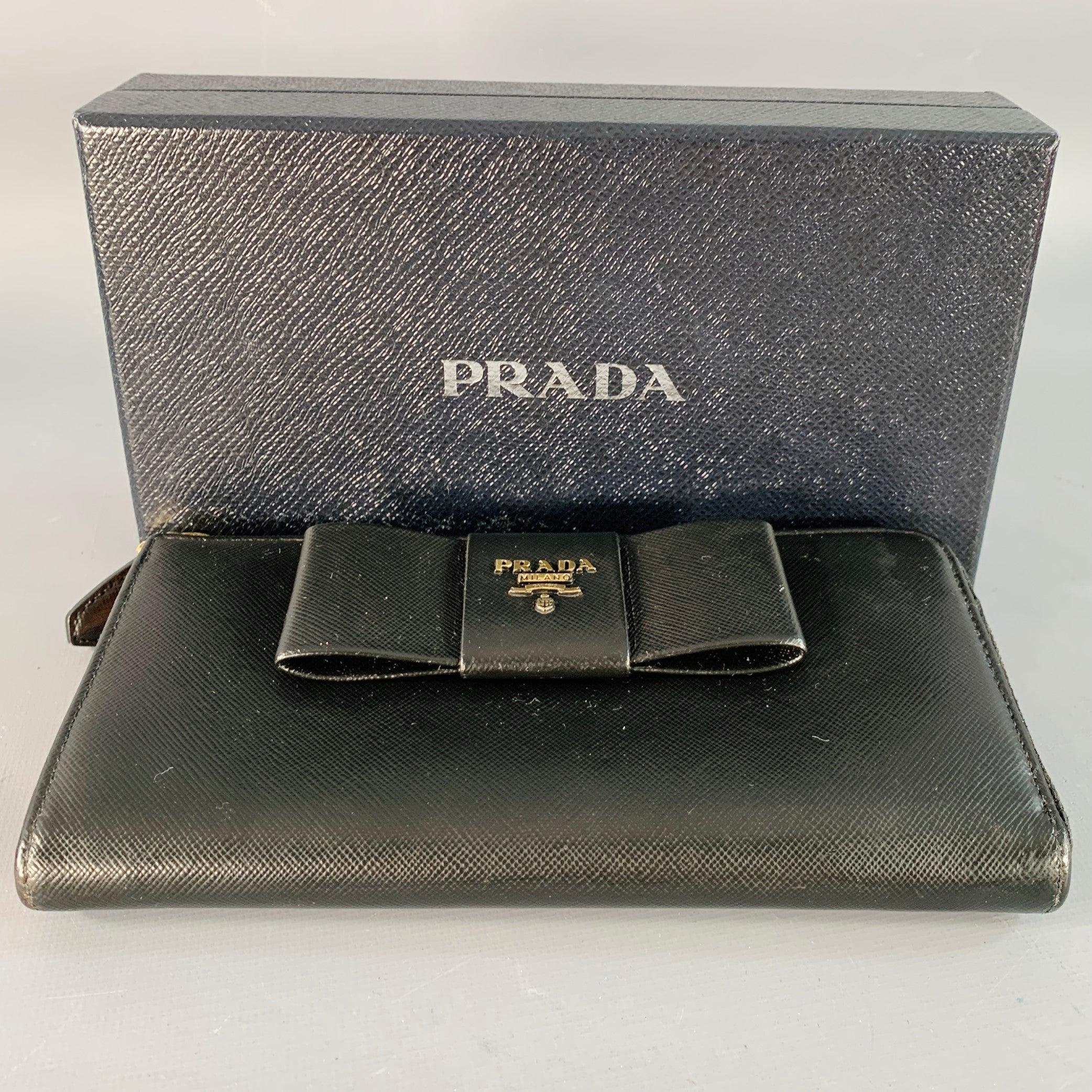 PRADA Portefeuille à chéquier avec nœud en cuir Saffiano noir Bon état - En vente à San Francisco, CA