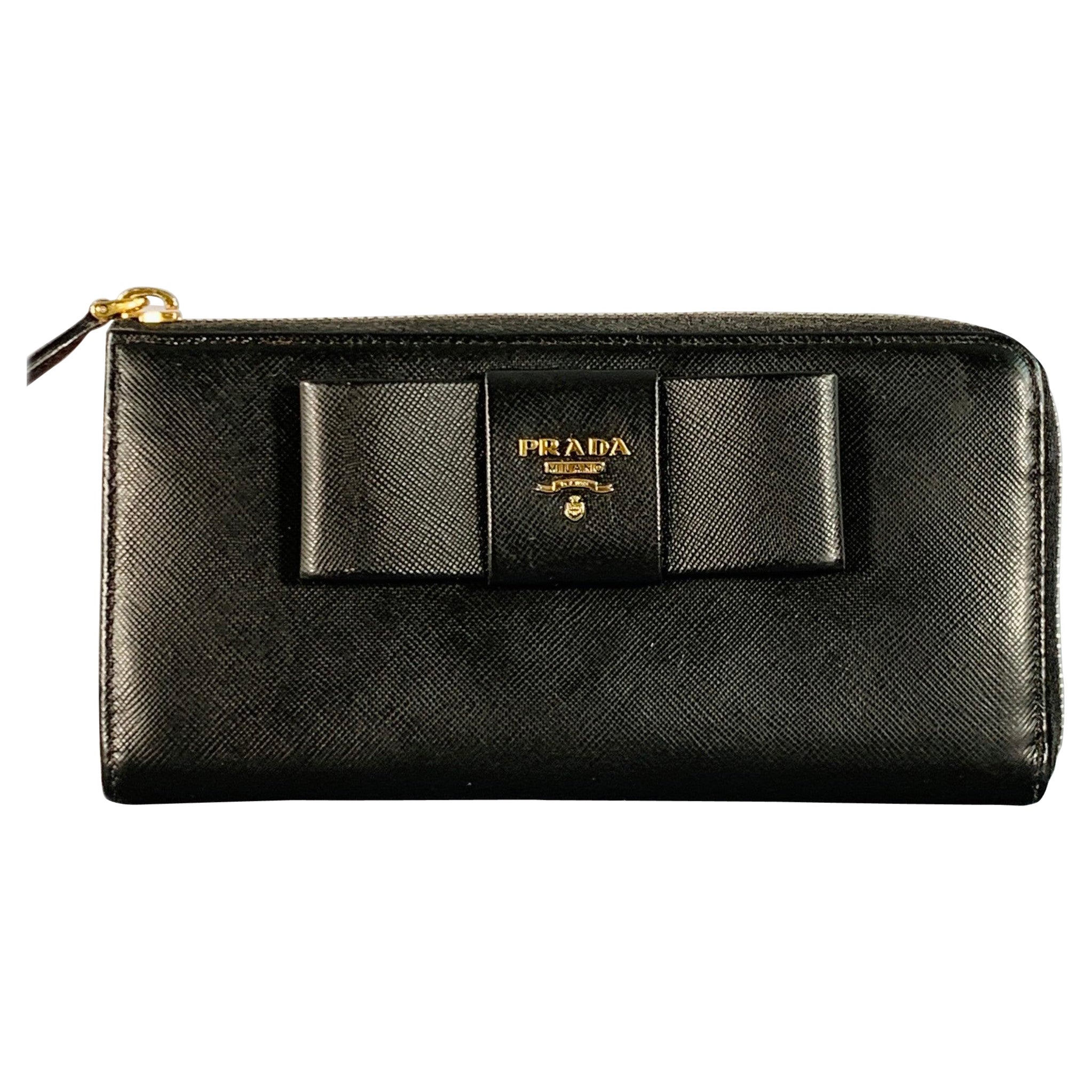 PRADA Portefeuille à chéquier avec nœud en cuir Saffiano noir