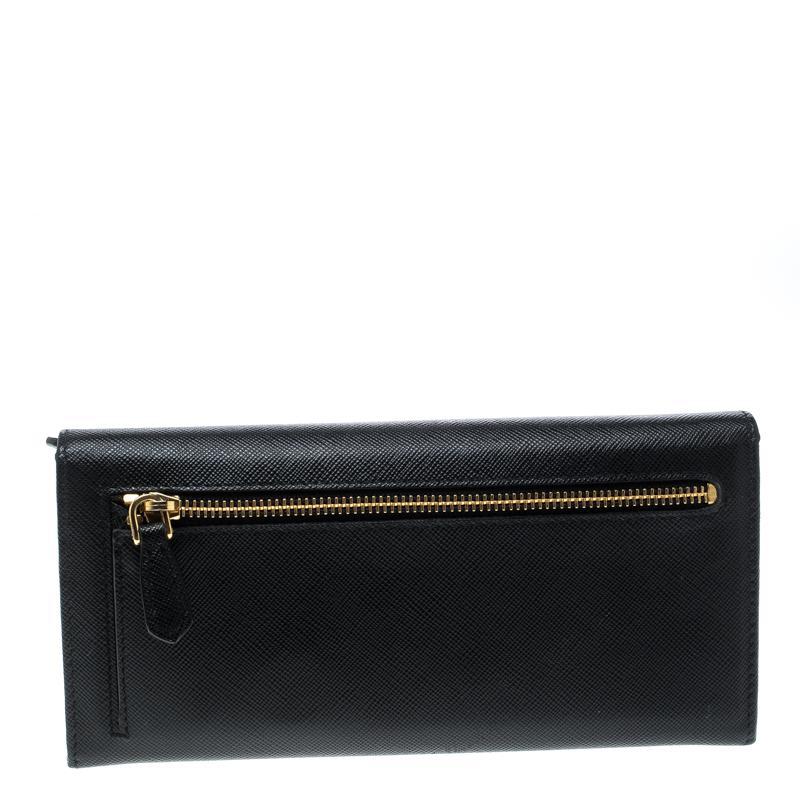 How cute does this Continental wallet from Prada look! In a classic black shade, this wallet is crafted from saffiano leather and features the brand's logo at the front snap closure. With a leather interior, this wallet is perfect to carry in hand