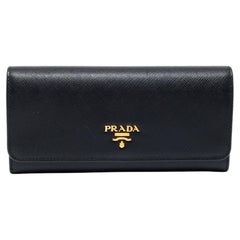 Prada Schwarzes Portemonnaie aus Saffiano-Leder mit Klappe Continental