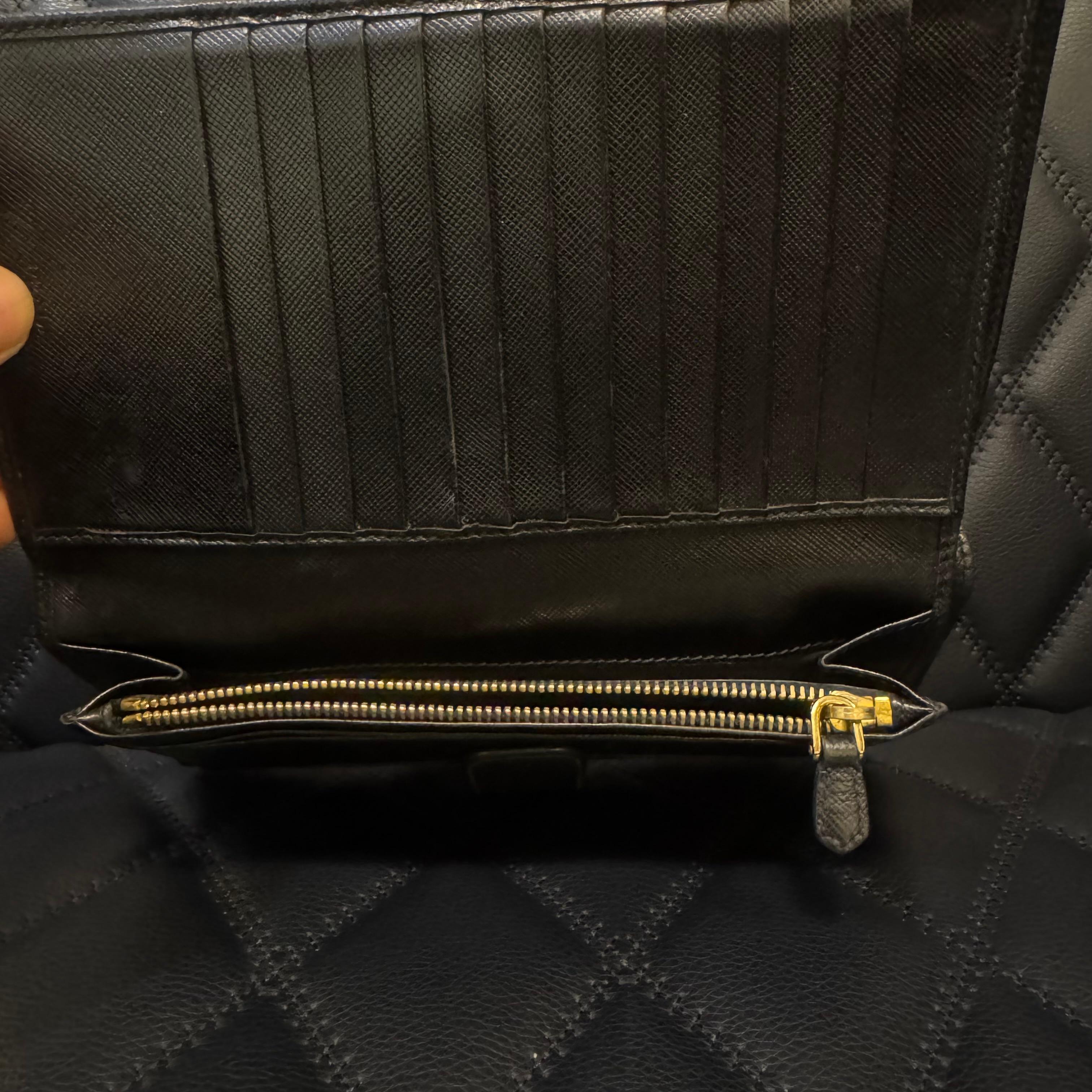 Noir Prada - Grand portefeuille de voyage en cuir Saffiano noir en vente