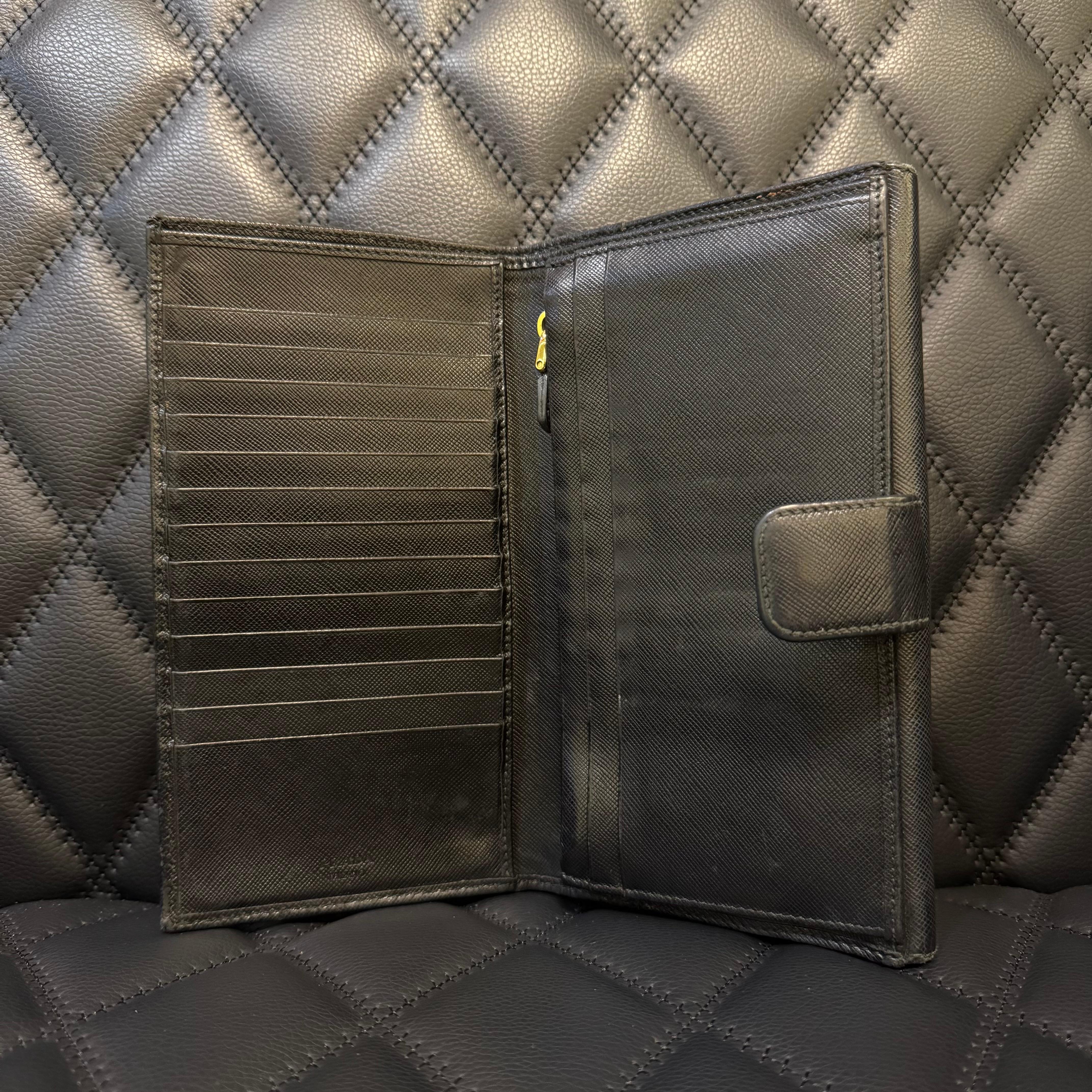 Prada - Grand portefeuille de voyage en cuir Saffiano noir État moyen - En vente à Jakarta, Daerah Khusus Ibukota Jakarta