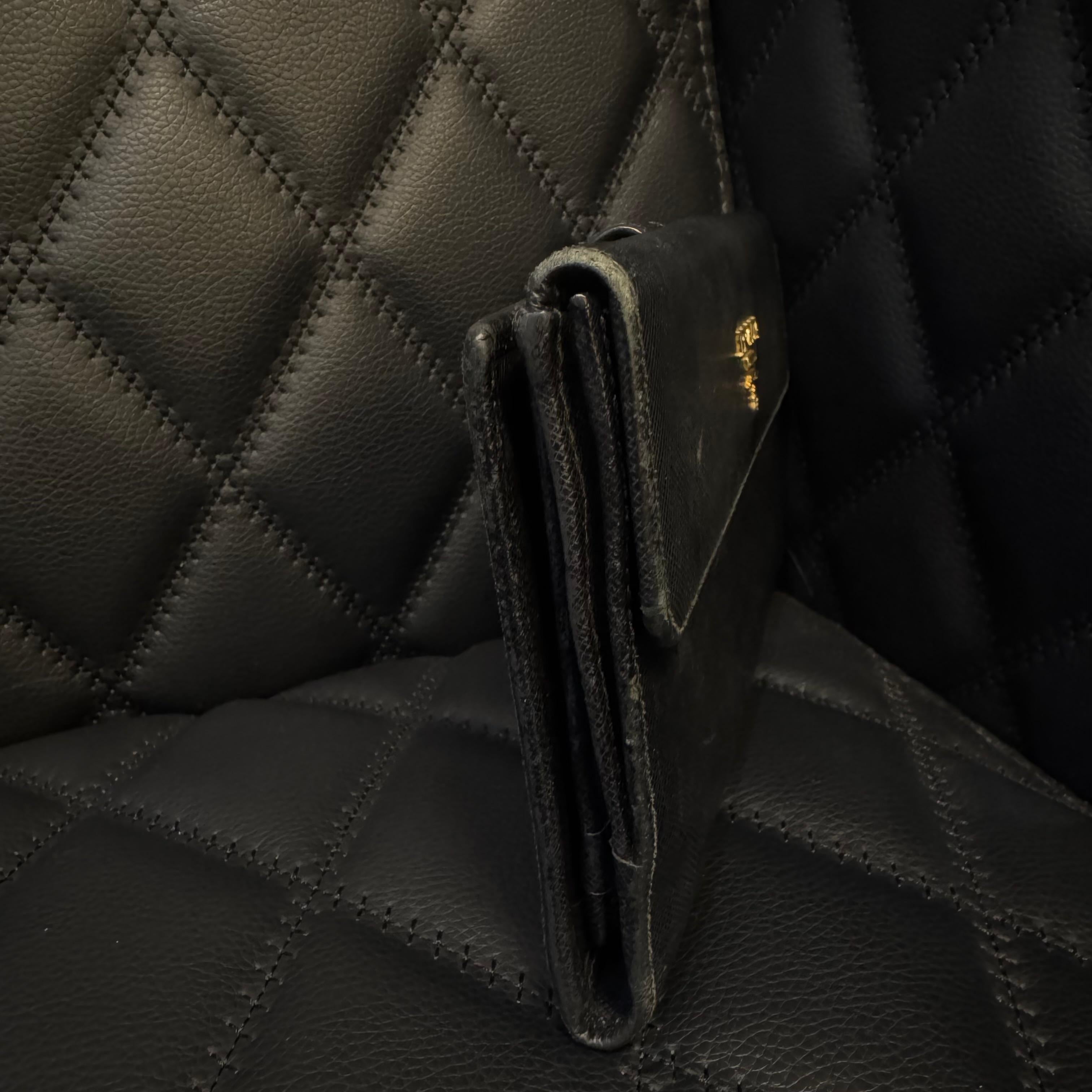 Prada - Grand portefeuille de voyage en cuir Saffiano noir en vente 1