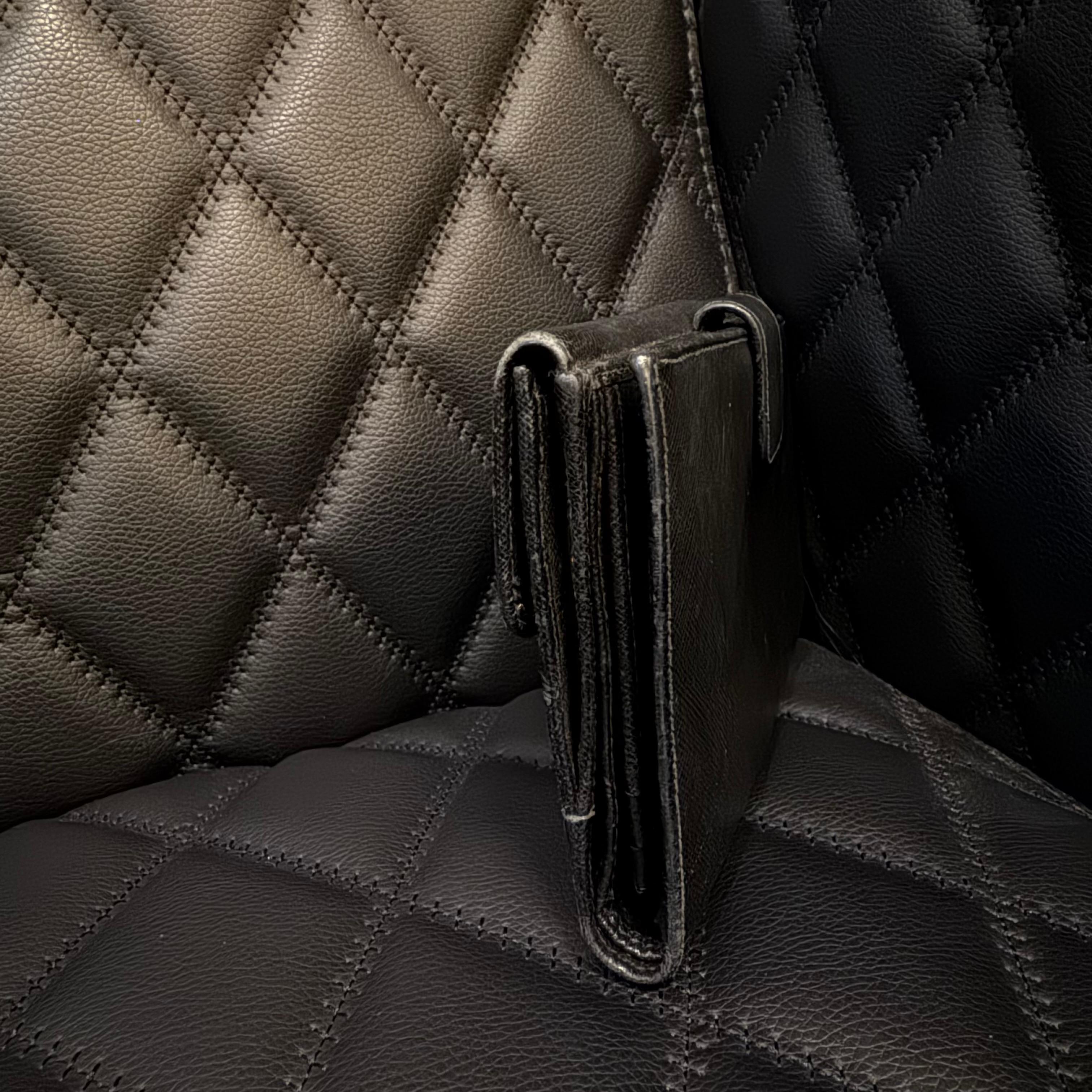 Prada - Grand portefeuille de voyage en cuir Saffiano noir en vente 2