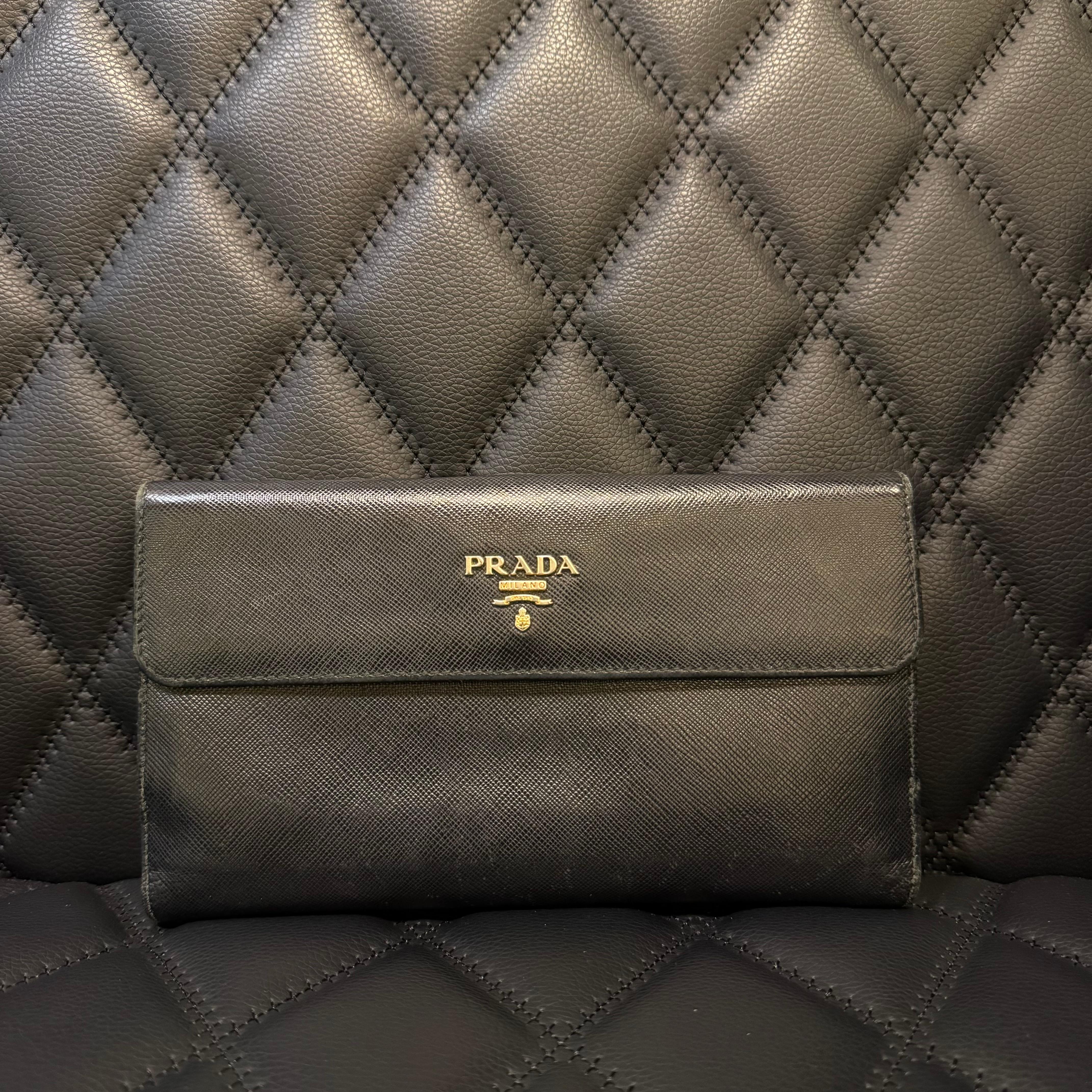Prada - Grand portefeuille de voyage en cuir Saffiano noir en vente 3