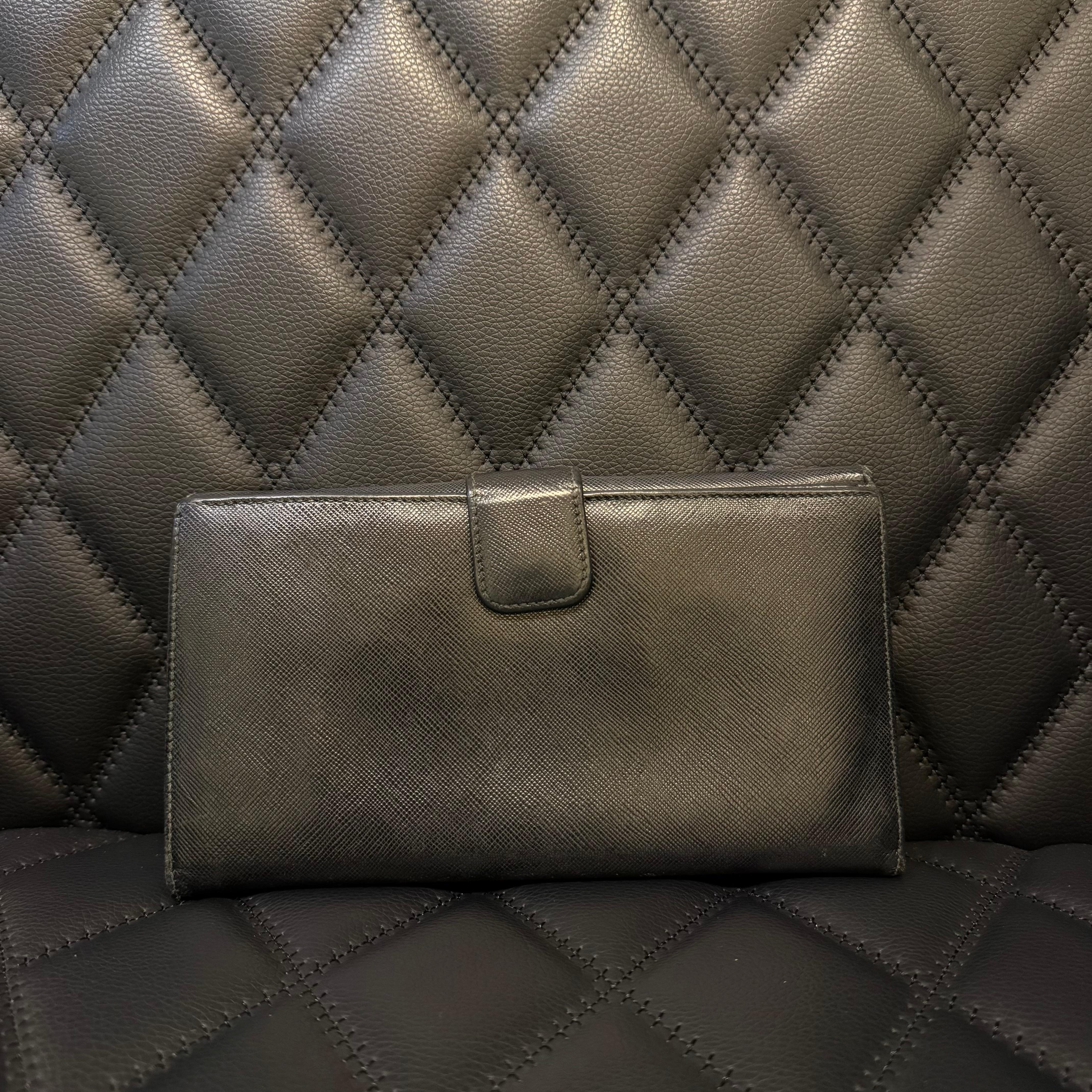 Prada - Grand portefeuille de voyage en cuir Saffiano noir en vente 4