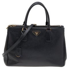 Prada Schwarze Galleria-Tasche aus Saffiano-Leder mit doppeltem Reißverschluss