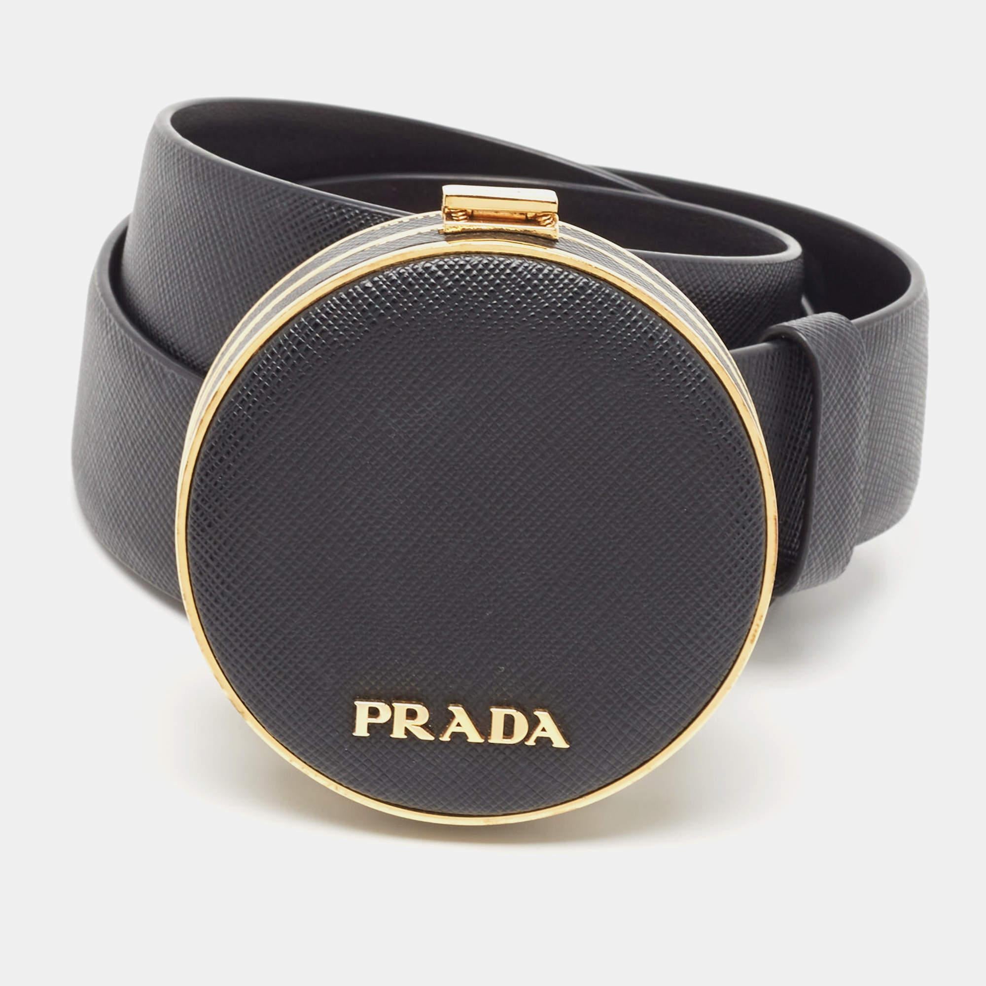 Dieser Minaudière-Gürtel von Prada verleiht Ihrem Outfit einen ganz besonderen Touch. Perfekt verarbeitet, strahlt sie Raffinesse und Luxus aus und ist damit das ultimative Accessoire für alle, die Qualität und Mode gleichermaßen schätzen.

Enthält: