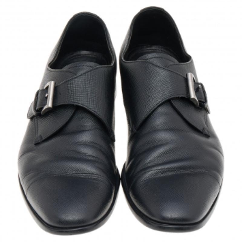 Prada, mocassini in pelle nera saffiano misura 40,5 In condizioni buone in vendita a Dubai, Al Qouz 2