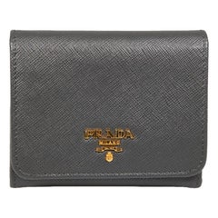 Portafoglio trifold in pelle saffiano nera di Prada