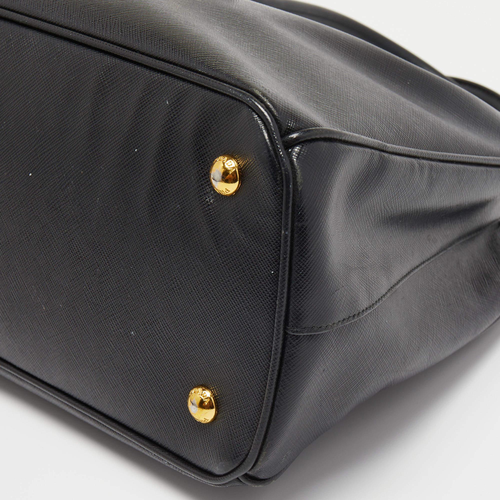 Prada Black Saffiano Leather Zip Galleria Tote In Fair Condition In Dubai, Al Qouz 2