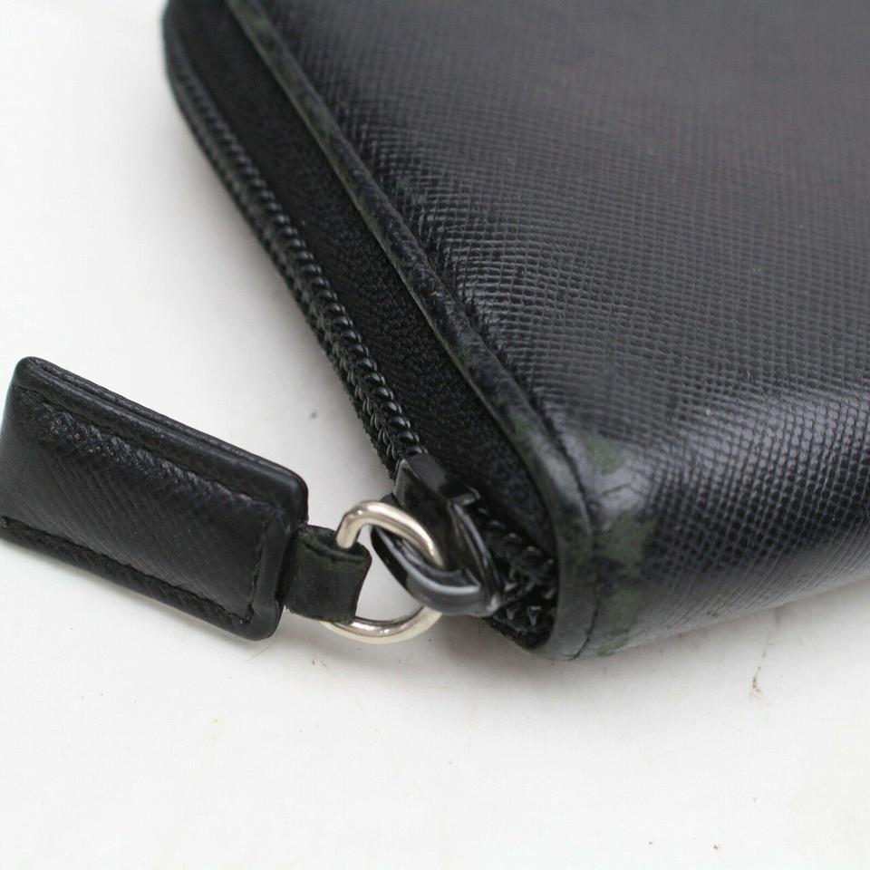 Prada Black Saffiano Leather Zippy Long Continental 871093 Wallet In Good Condition For Sale In Dix hills, NY