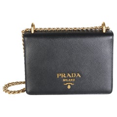Prada – Schwarze Saffiano-Tasche mit Logo und Kettenriemen