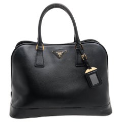Prada Schwarze Saffiano Lux Kuppeltasche aus Leder