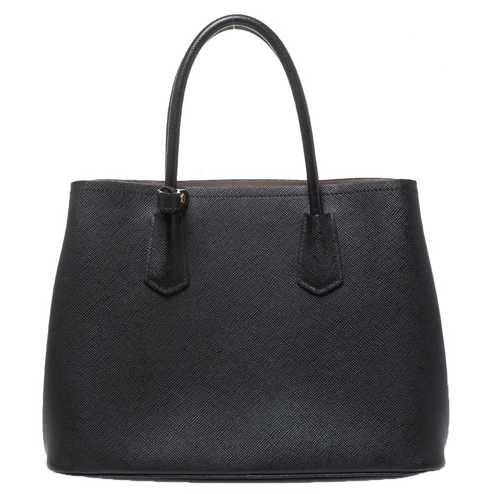 Crafted in Saffiano Lux leather, this bag makes a great addition to any modern-day wardrobe. The standard leather lining ensures the quality of this bag. This handbag from Prada features two handles, a shoulder strap and the logo on the