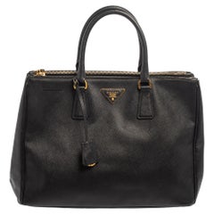 Tote Galleria grande in pelle Saffiano Lux nera di Prada
