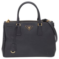 Tote media Galleria con doppia zip in pelle Saffiano Lux nera di Prada