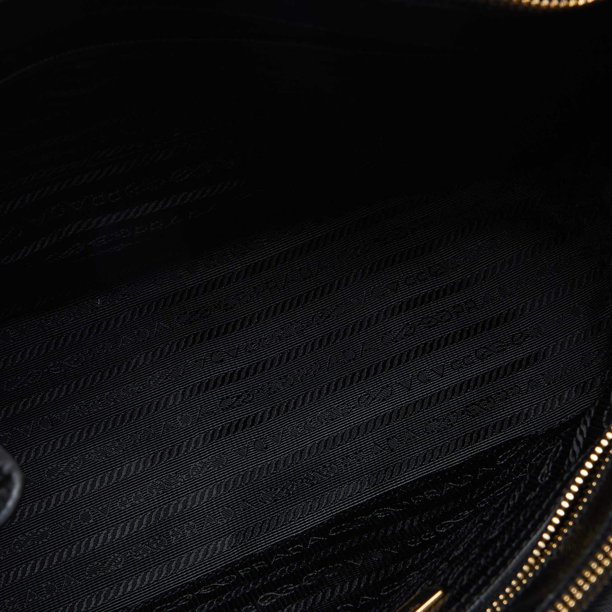 Prada - Petit fourre-tout Galleria à double fermeture éclair en cuir Saffiano Lux noir avec portefeuille Excellent état - En vente à Dubai, Al Qouz 2