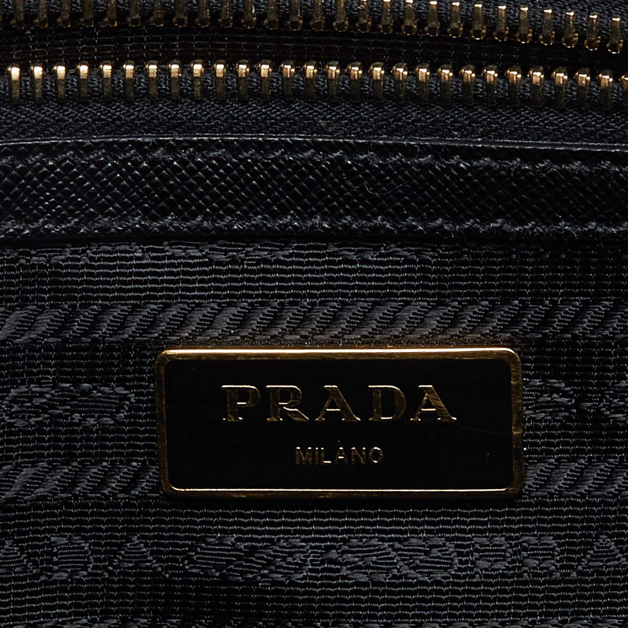 Prada - Petit fourre-tout Galleria à double fermeture éclair en cuir Saffiano Lux noir avec portefeuille Pour femmes en vente