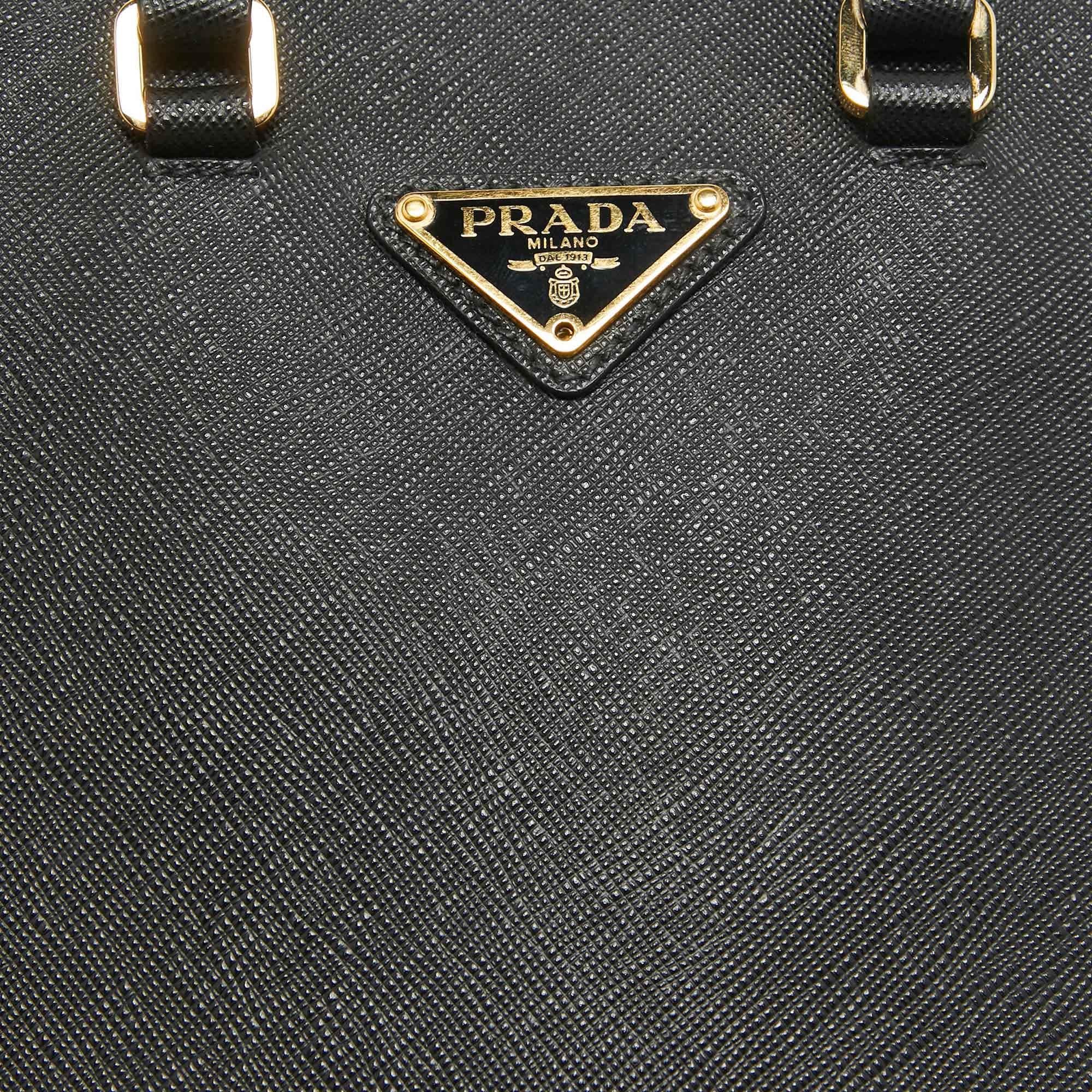 Prada - Petit sac à main en cuir Saffiano Lux noir en vente 3