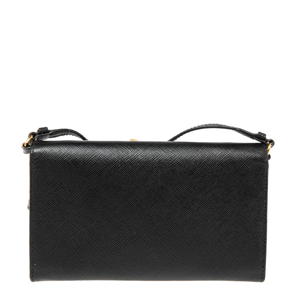 Prada makes sure you stay at the top of your accessory game with this wallet. Crafted from Saffiano Lux leather, it comes in a lovely shade of black. It is styled with a logo-adorned flap that opens to a lined interior. The bag is finished with a