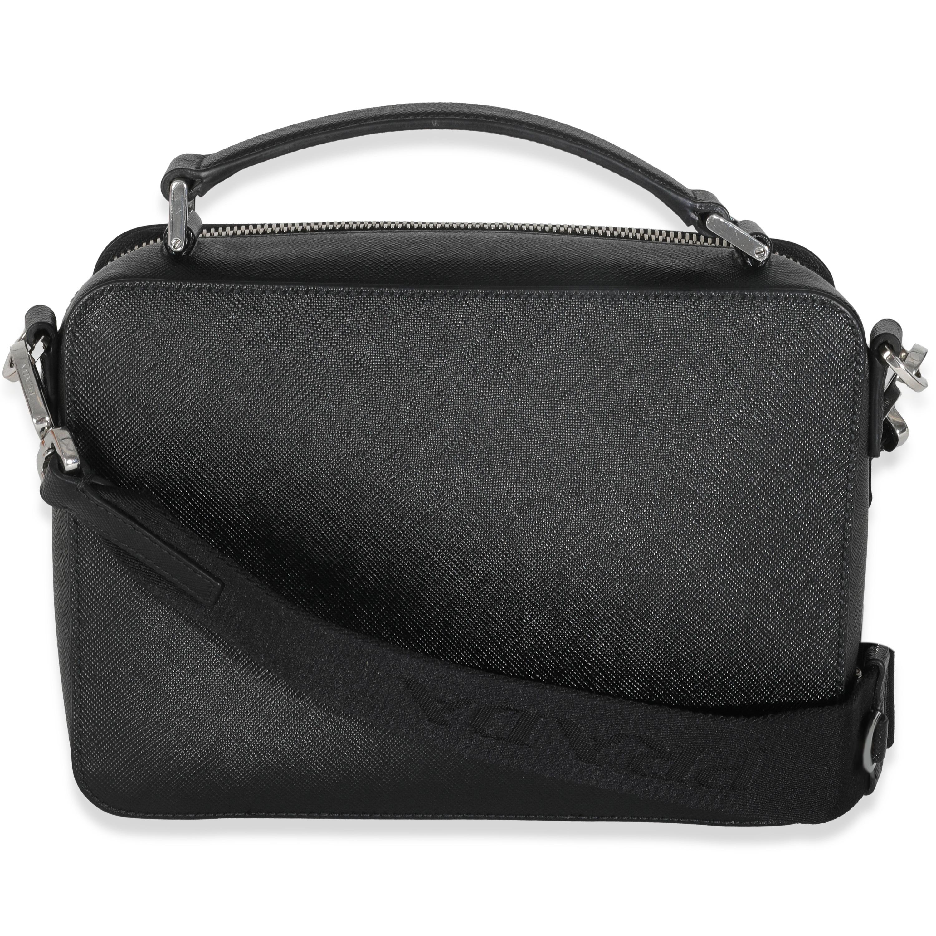 Auflistung Titel: Prada Schwarz Saffiano Medium Brique Crossbody Tasche
SKU: 147557
MSRP: 3100.00 USD
Zustand: Gebraucht 
Handtasche Zustand: Ausgezeichnet
Bemerkungen zum Zustand: Der Artikel ist in ausgezeichnetem Zustand und weist leichte