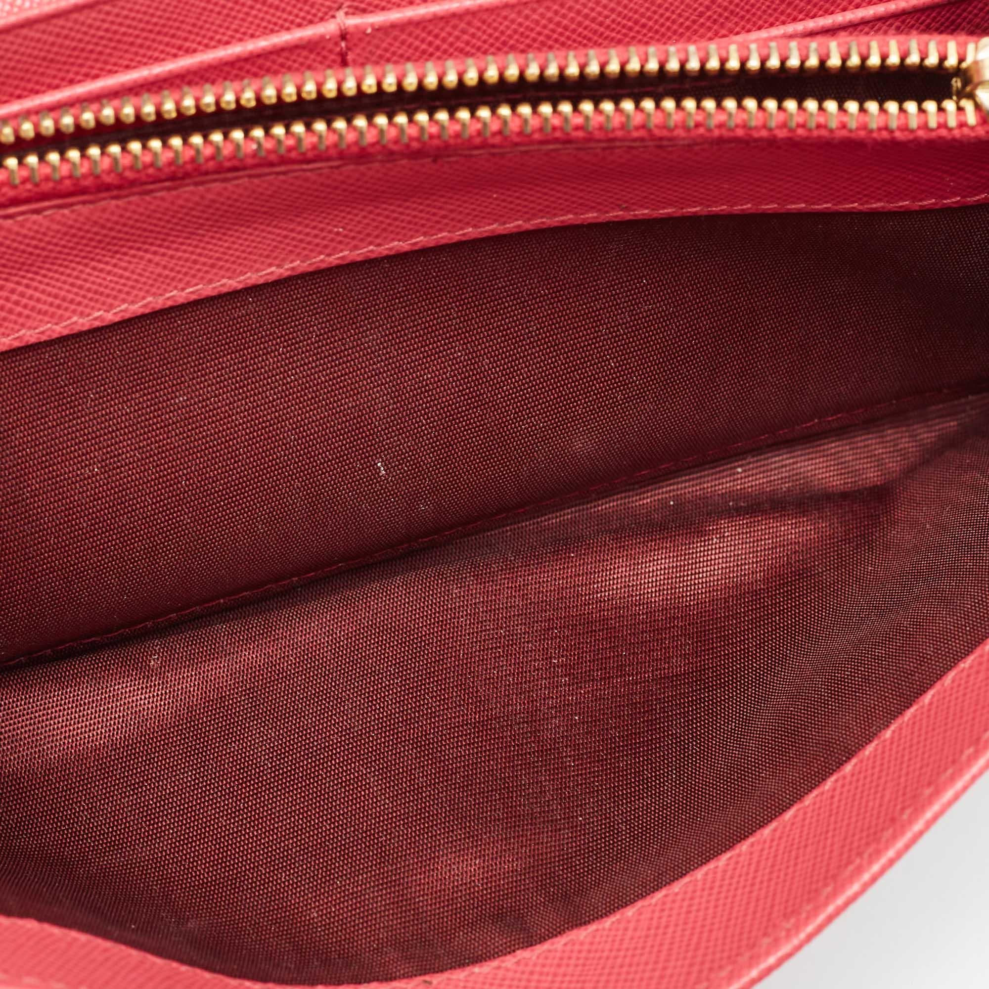 This designer wallet is an immaculate balance of sophistication and rational utility. It has been designed using prime quality materials and elevated by a sleek finish. The creation is equipped with ample space for your monetary essentials.