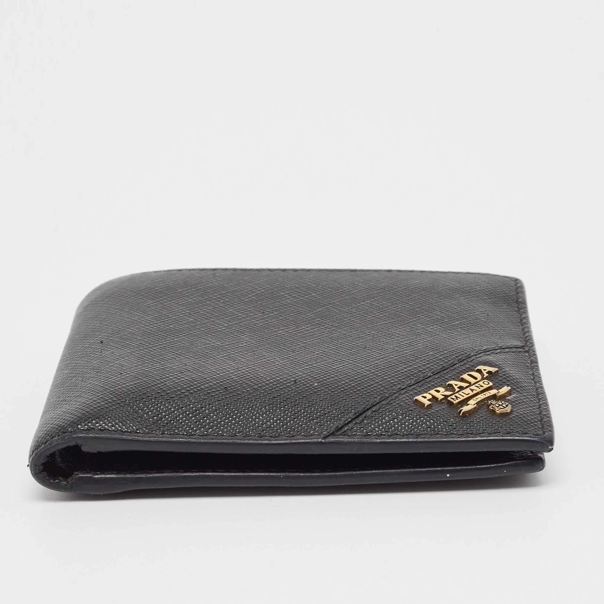 Prada Black Saffiano Metal Leather Logo Bifold Wallet In Good Condition In Dubai, Al Qouz 2