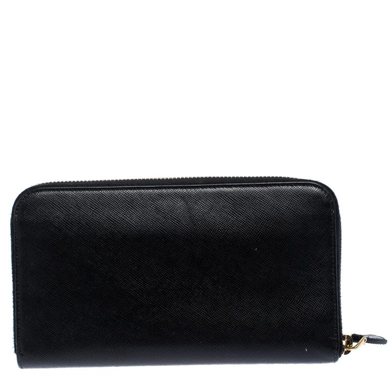 This wallet from Prada is one creation a fashionista like you must own. It has been wonderfully crafted from black Saffiano metal leather. The gold-tone top zipper opens to reveal a leather and nylon lined interior featuring multiple card slots and
