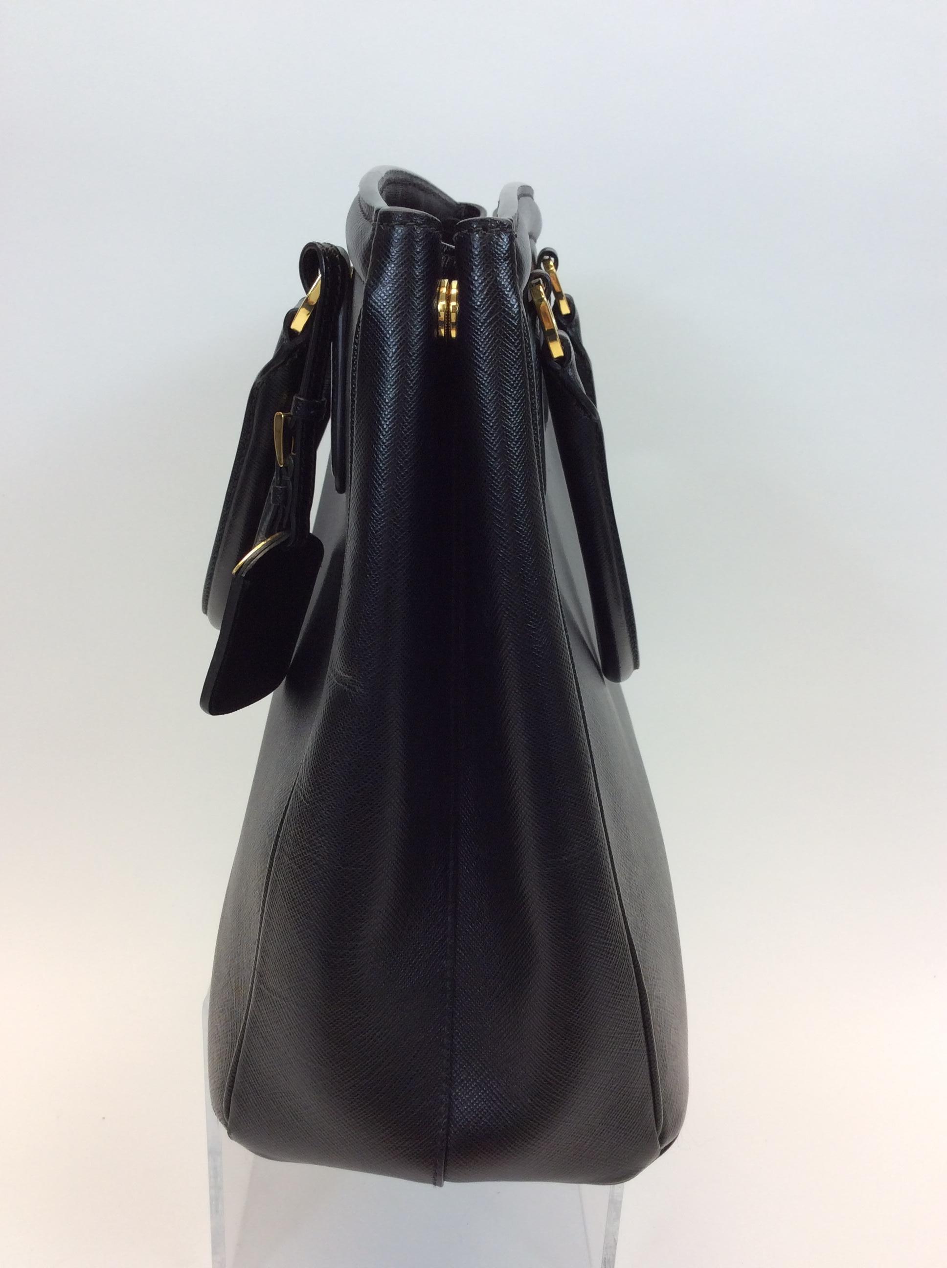 Prada Black Saffiano Parabole Tote
$999
Made in Italy
Leather
12.5