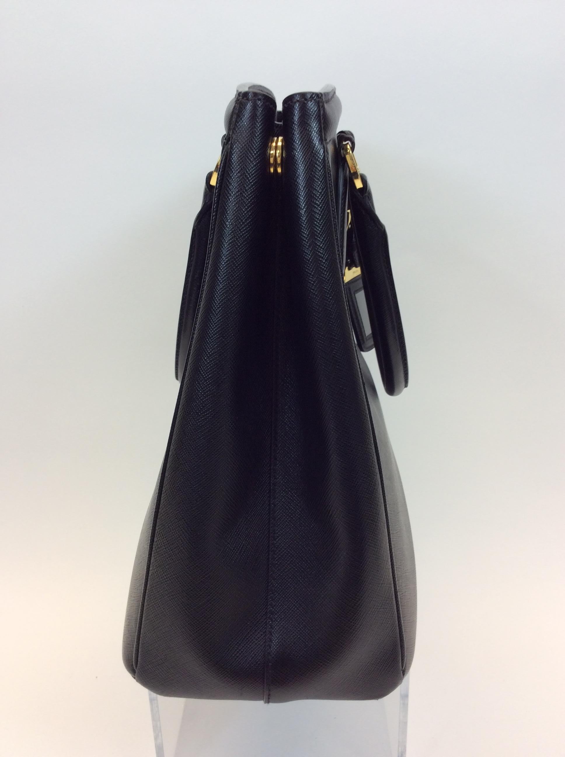 Women's Prada Black Saffiano Parabole Tote For Sale