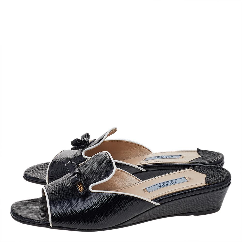 Prada Black Saffiano Patent Leather Bow Wedge Slide Sandals Size 36.5 In Good Condition In Dubai, Al Qouz 2
