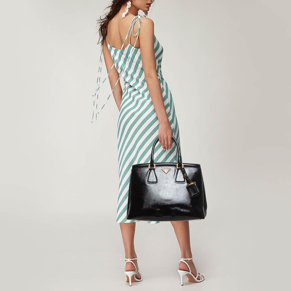 This alluring tote bag for women has been designed to assist you on any day. Convenient to carry and fashionably designed, the tote is cut with skill and sewn into a great shape. It is well-equipped to be a reliable accessory. 