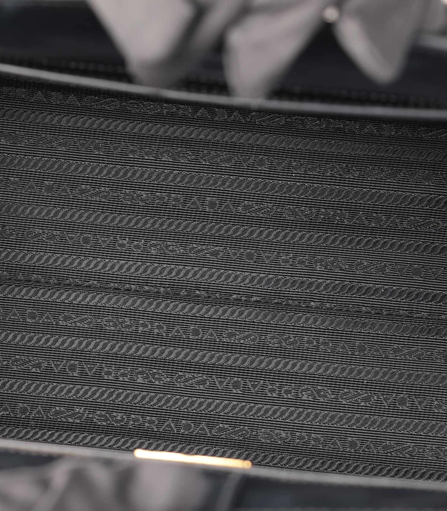 Prada, Tote media in pelle saffiano e morbida di vitello nera in vendita 5