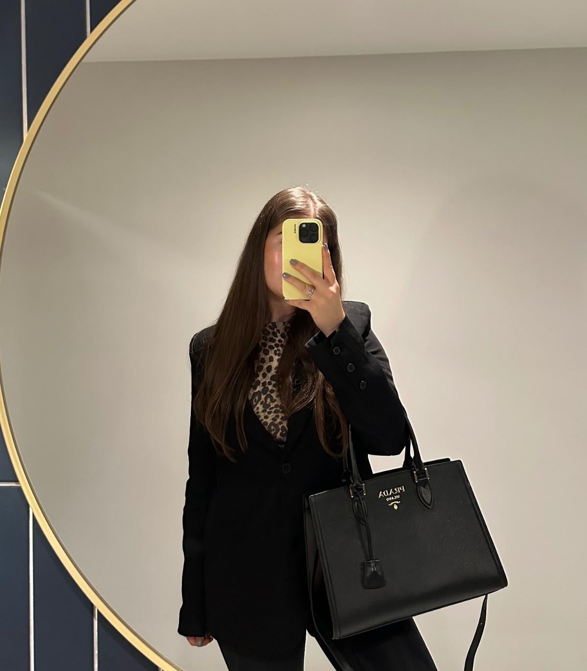 Prada, Tote media in pelle saffiano e morbida di vitello nera

Dettagli del prodotto
Xupes Ref: CB1570
Marchio: Prada
Model No: Tote media
Tipo: Tote, spalla, tracolla
Numero di serie: 203
Età: anni 2020
PREZZO DI VENDITA: 3.500 EURO
Accompagnato